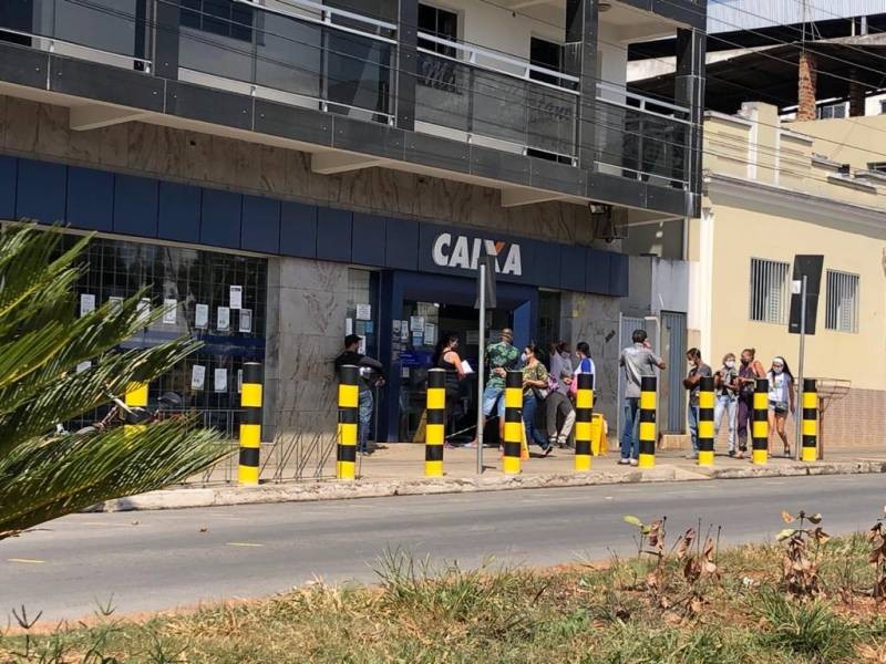 TRECHO DA AV. GOVERNADOR VALADARES É FECHADO PARA ATENDER BENEFICIÁRIOS DO AUXÍLIO EMERGENCIAL