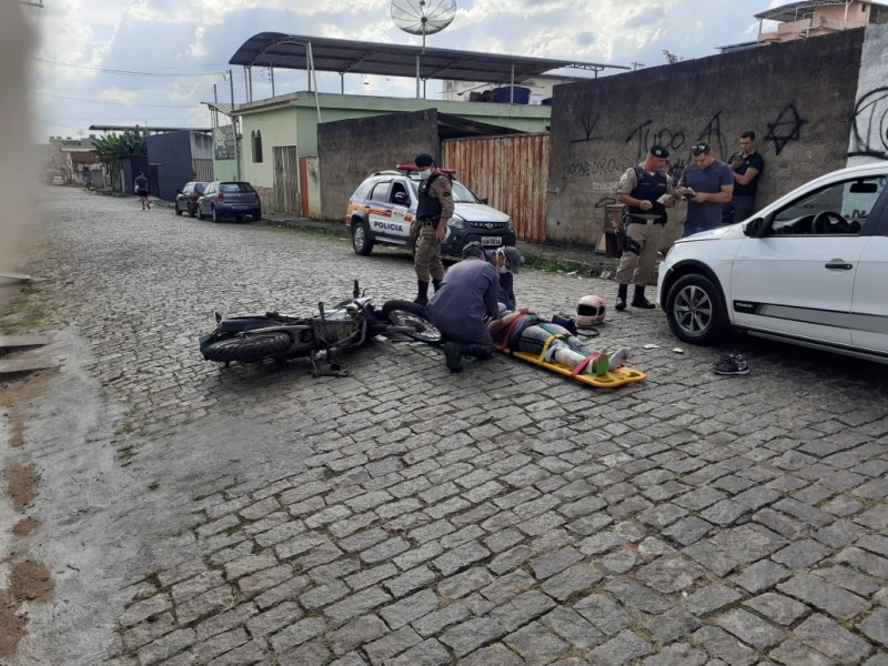 Mulher de 47 anos fica ferida após colisão de uma moto e um carro em Formiga