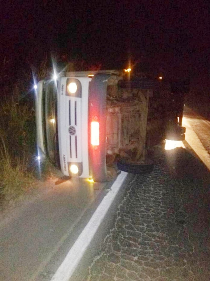 Cavalo na pista causa tombamento de caminhão na BR-354 em Arcos