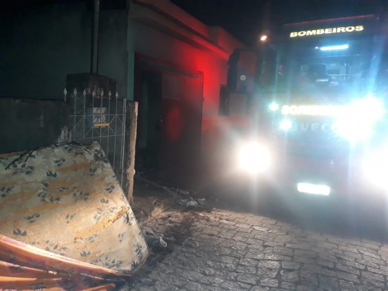 Em Formiga - Corpo de Bombeiros combatem incêndio em residência