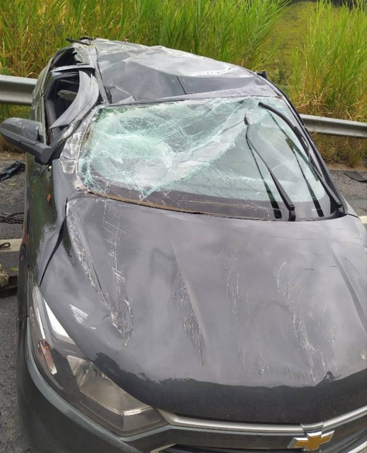 Em Formiga - 5 ficam levemente feridos após carro capotar na BR 354