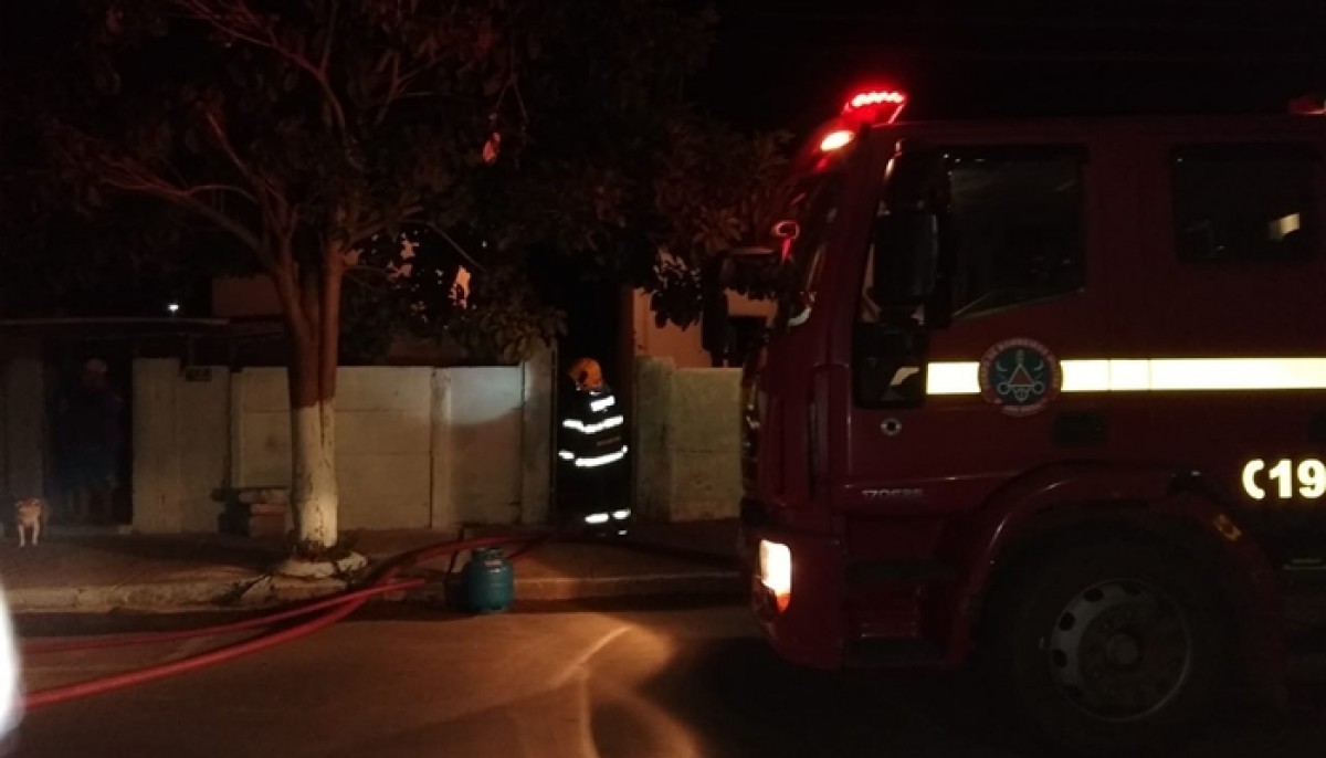 Casa pega fogo após morador acender cigarro enquanto manuseava galão de combustível em Bom Despacho