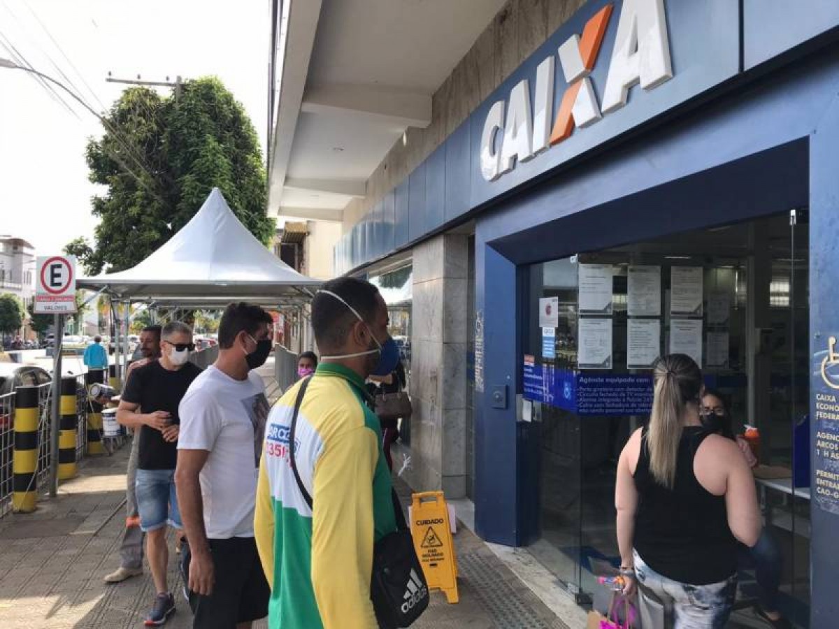 Prefeitura instala gradis e tendas em frente à agência bancária usada para retirada do auxílio emergencial
