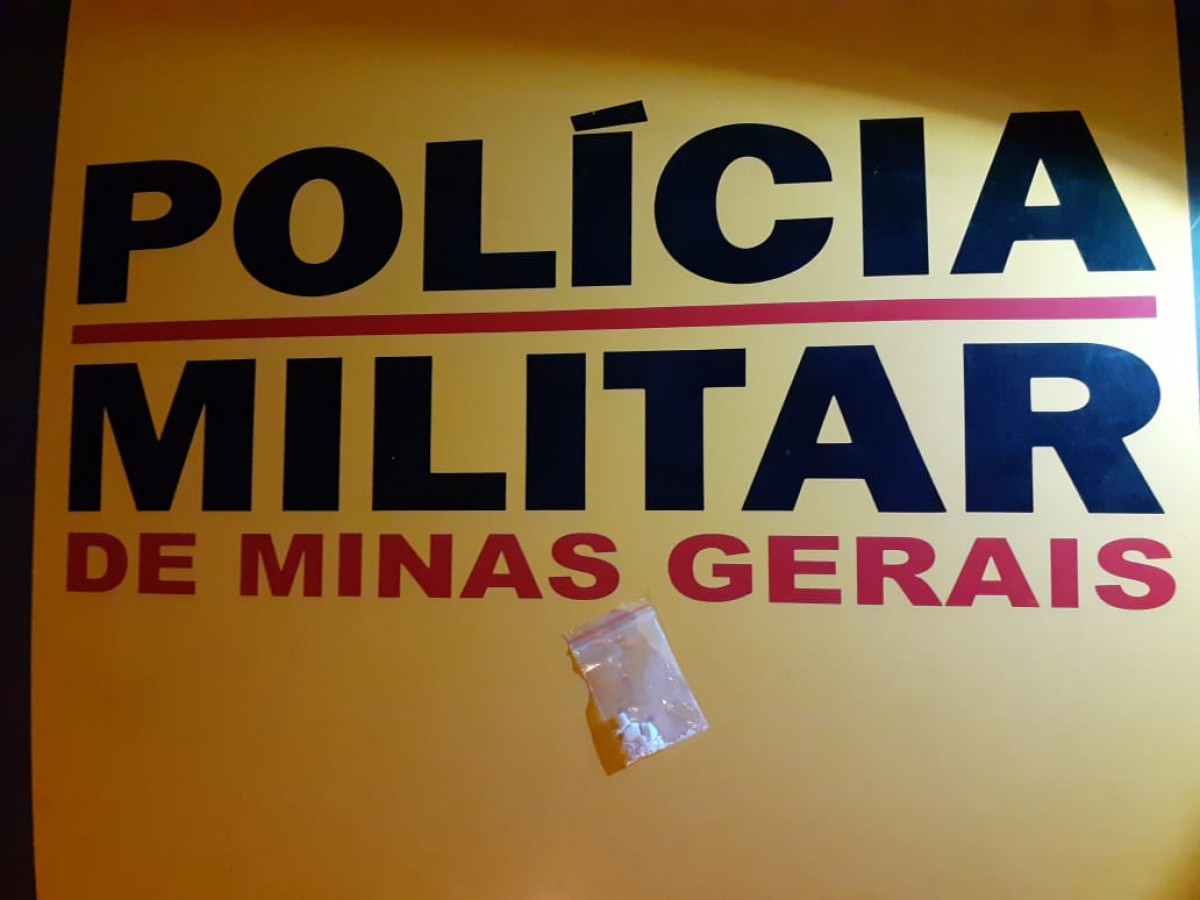 Em Formiga – Polícia Rodoviária prende um homem por dirigir embriagado e por porte de drogas.