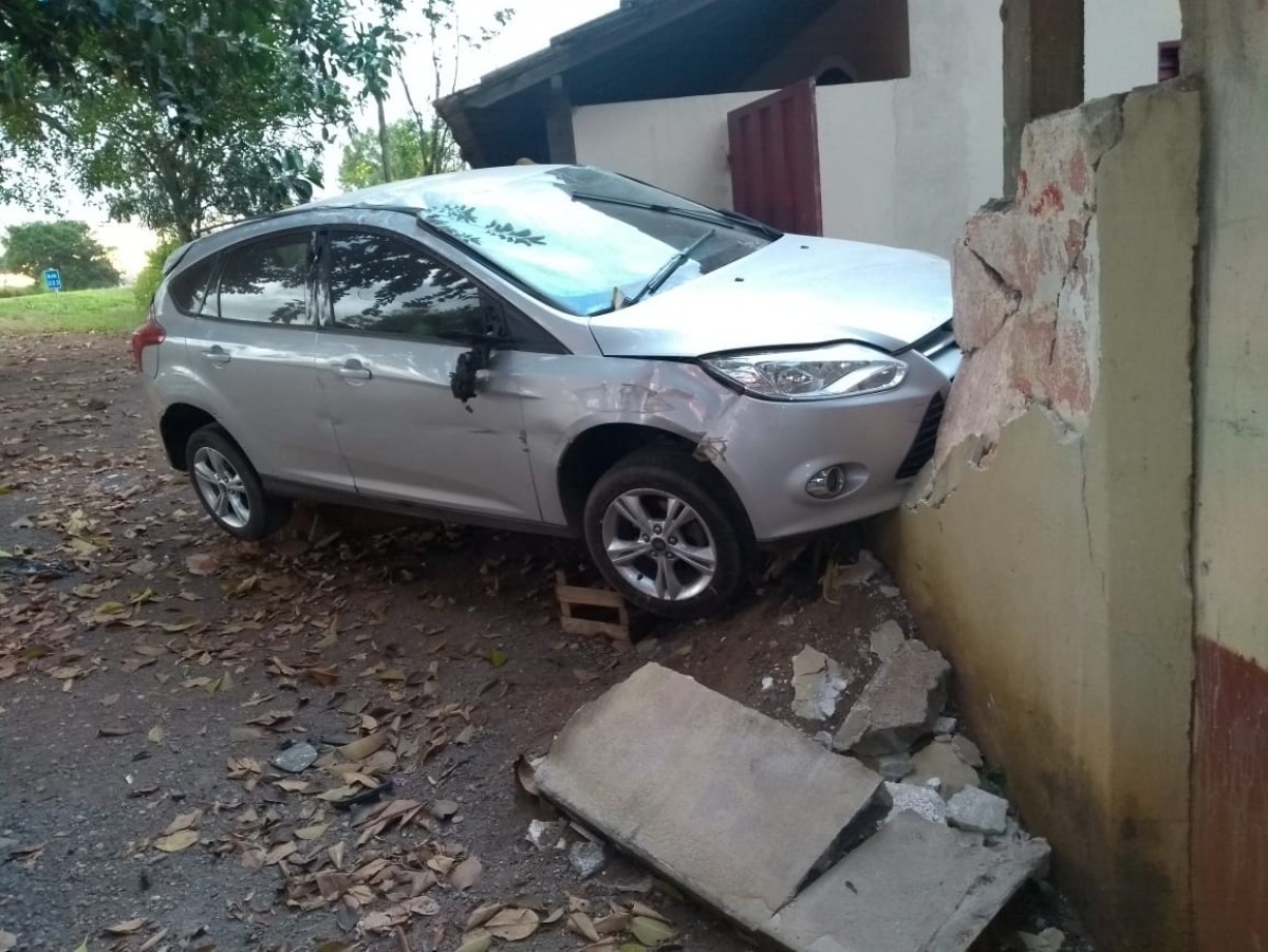 Em Formiga - Condutor cochila, perde o controle da direção e bate em muro de residência