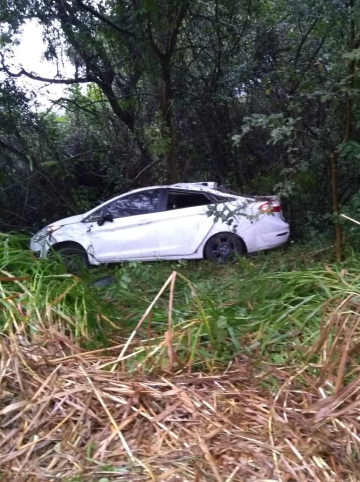 Carro com quatro pessoas capota na MG-050