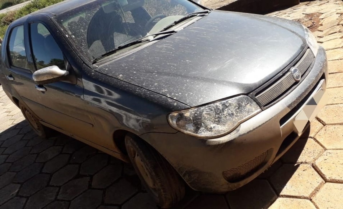 Carro roubado no centro de Arcos ontem (25) é encontrado às margens da MG 170 em Pains