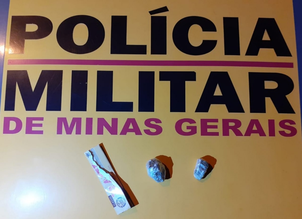 Jovem de 17 anos é apreendido com maconha na MG 170