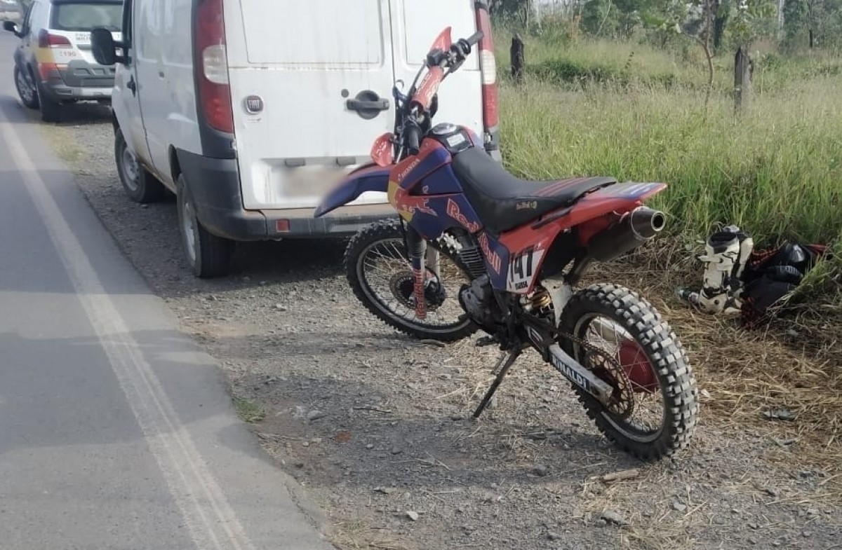 Policias abordam condutor e flagram uma moto sem placa dentro do carro