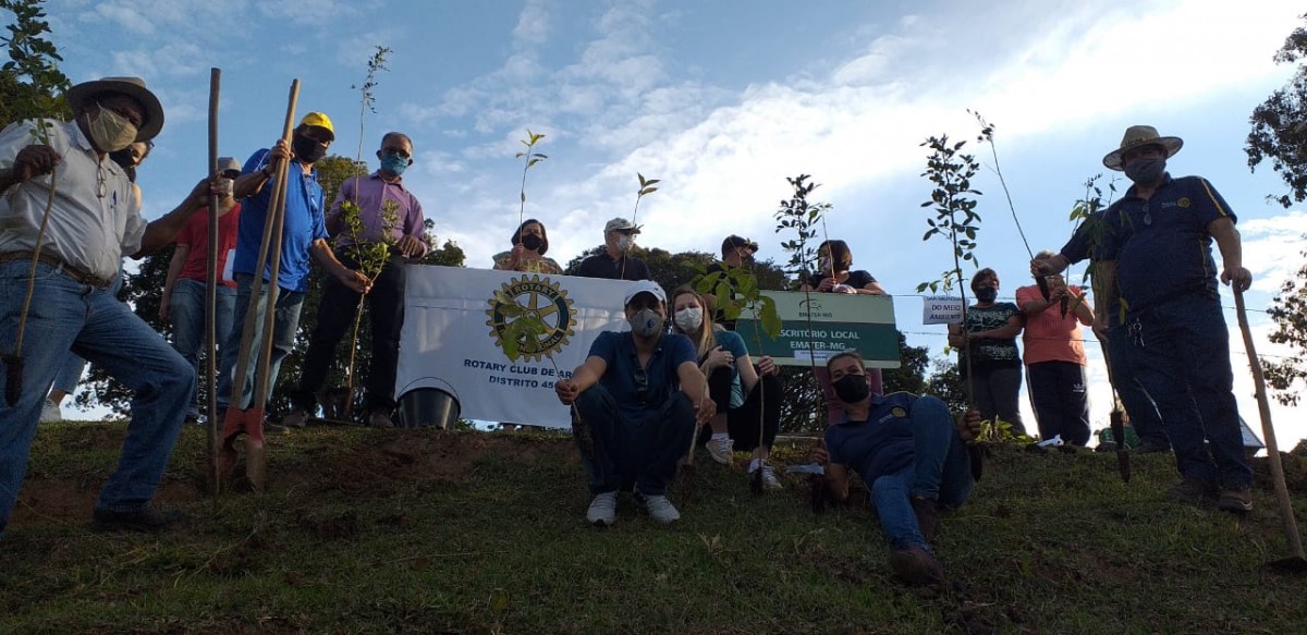 Ação de revegetação planejada é promovida em área degradada em Arcos