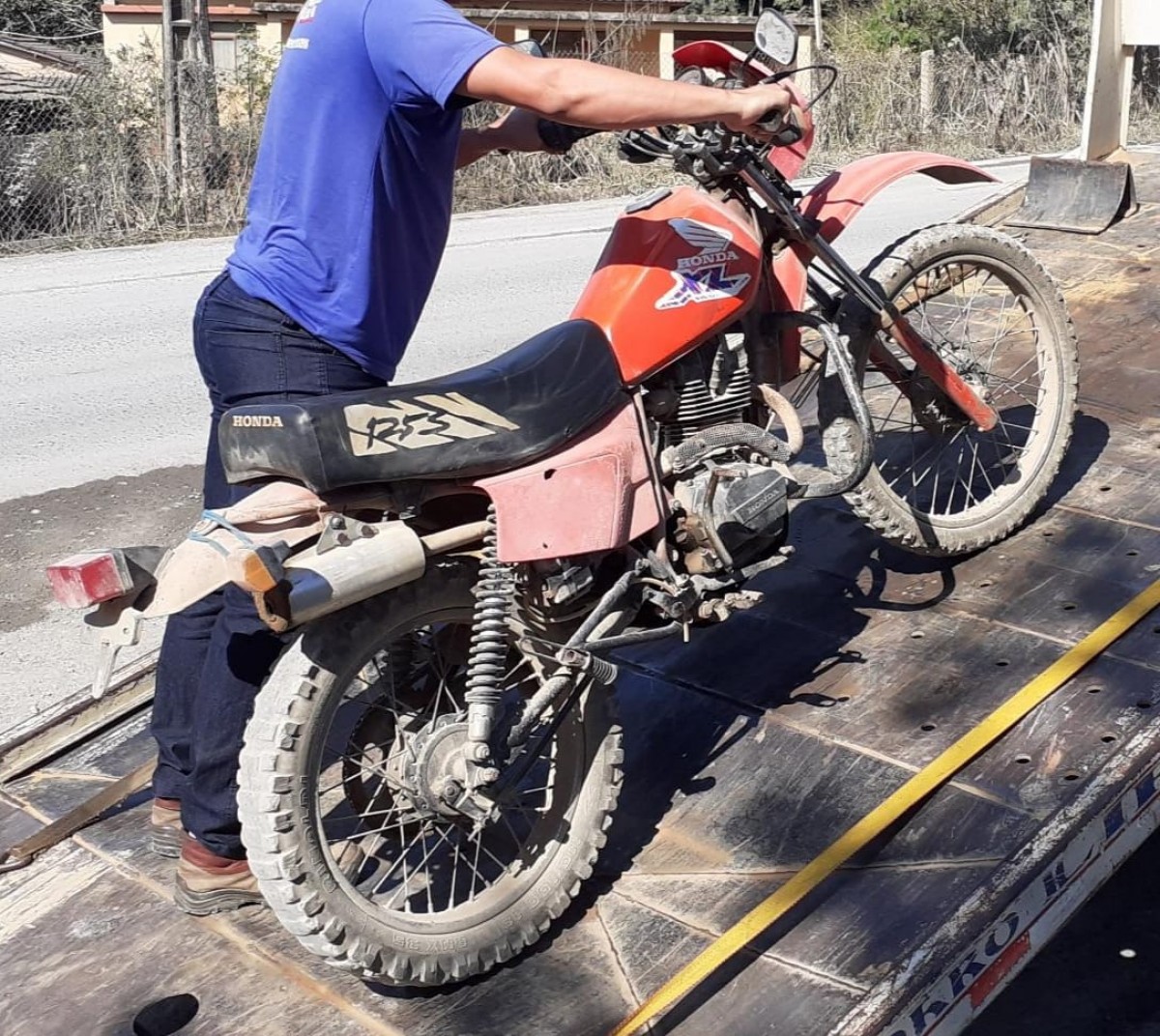 Idoso é flagrado andando em uma moto sem capacete e sem placa