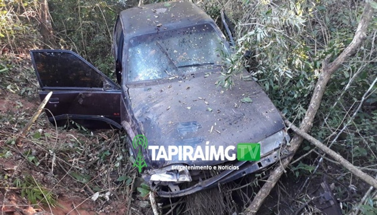 Jovem fica ferido após carro cair em ribanceira na MG-164 em Santo Antônio do Monte