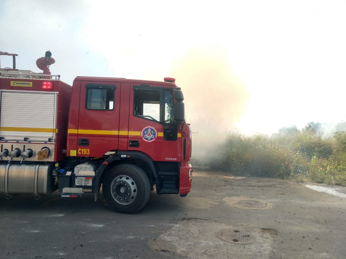 Bombeiros são acionados para combater incêndio criminoso em lote vago de Arcos