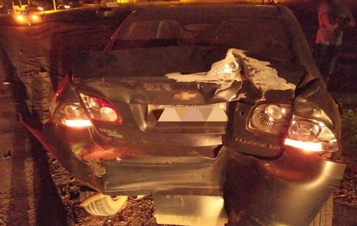 Acidente envolvendo três veículos termina com um carro chocando-se contra um poste em Arcos