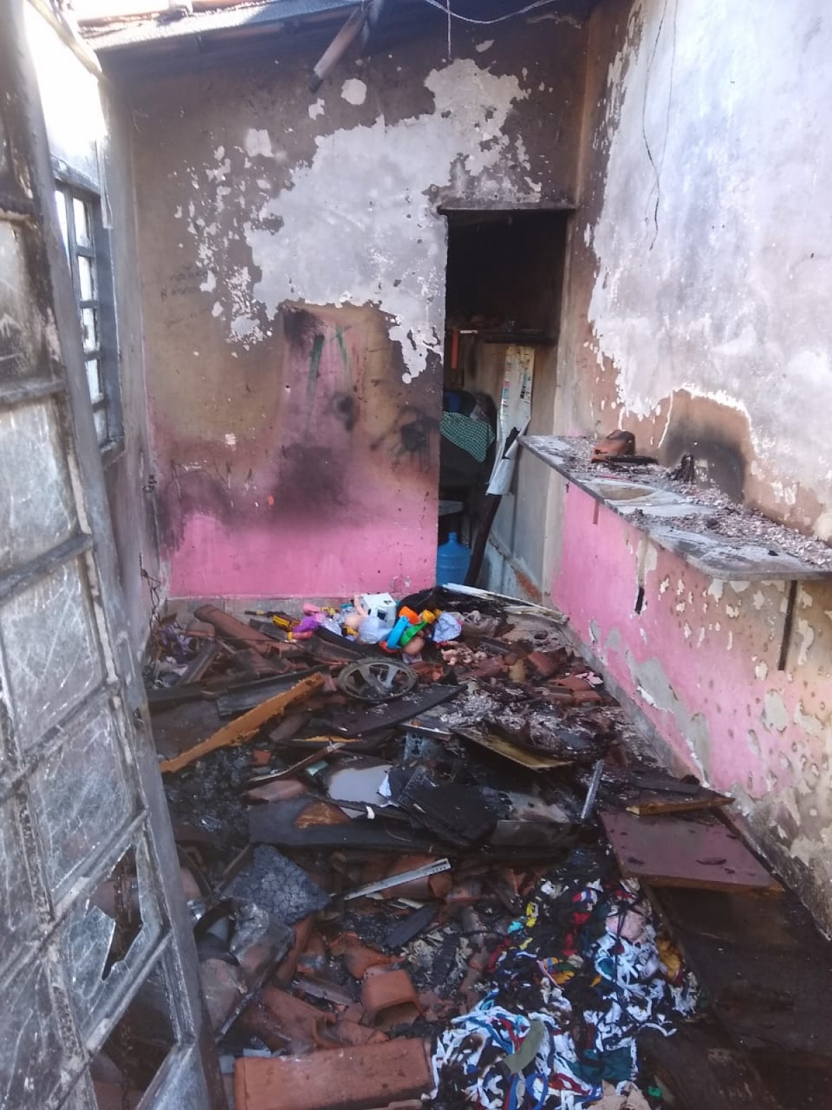 Incêndio em casa no bairro Olaria deixa família com móveis e roupas queimados