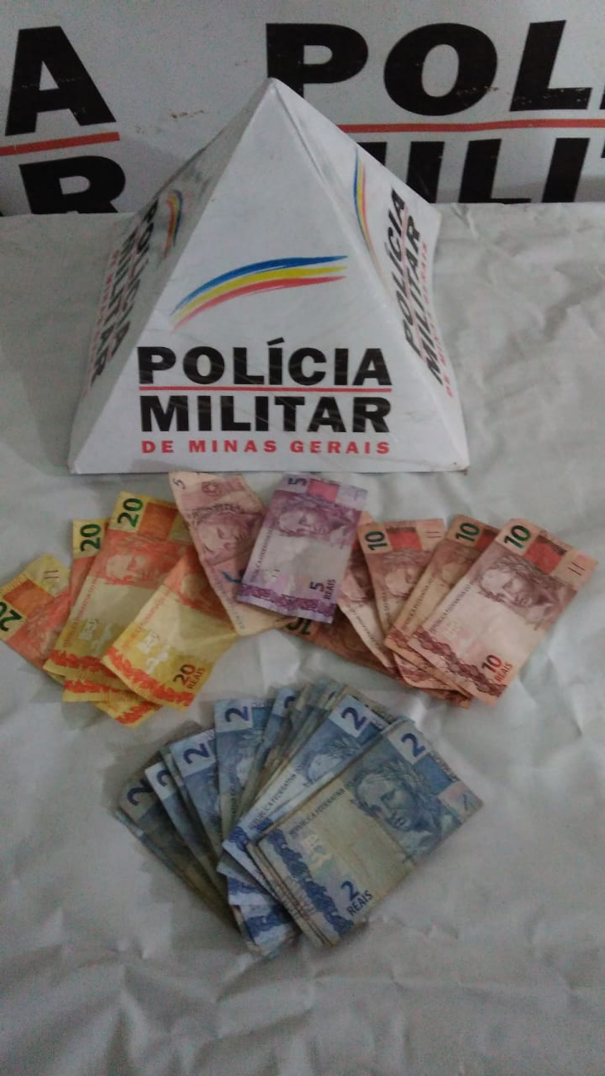 Final de semana agitado em Arcos, com roubo à açougue e sorveteria, prisão por tráfico, jovem sem habilitação em prática de manobras perigosas