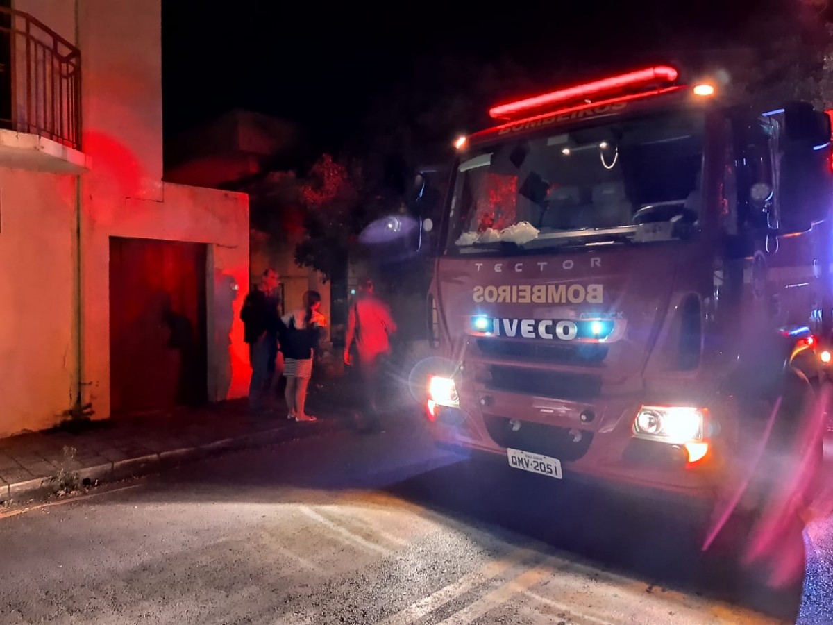 Casa pega fogo no bairro Brasília em Arcos