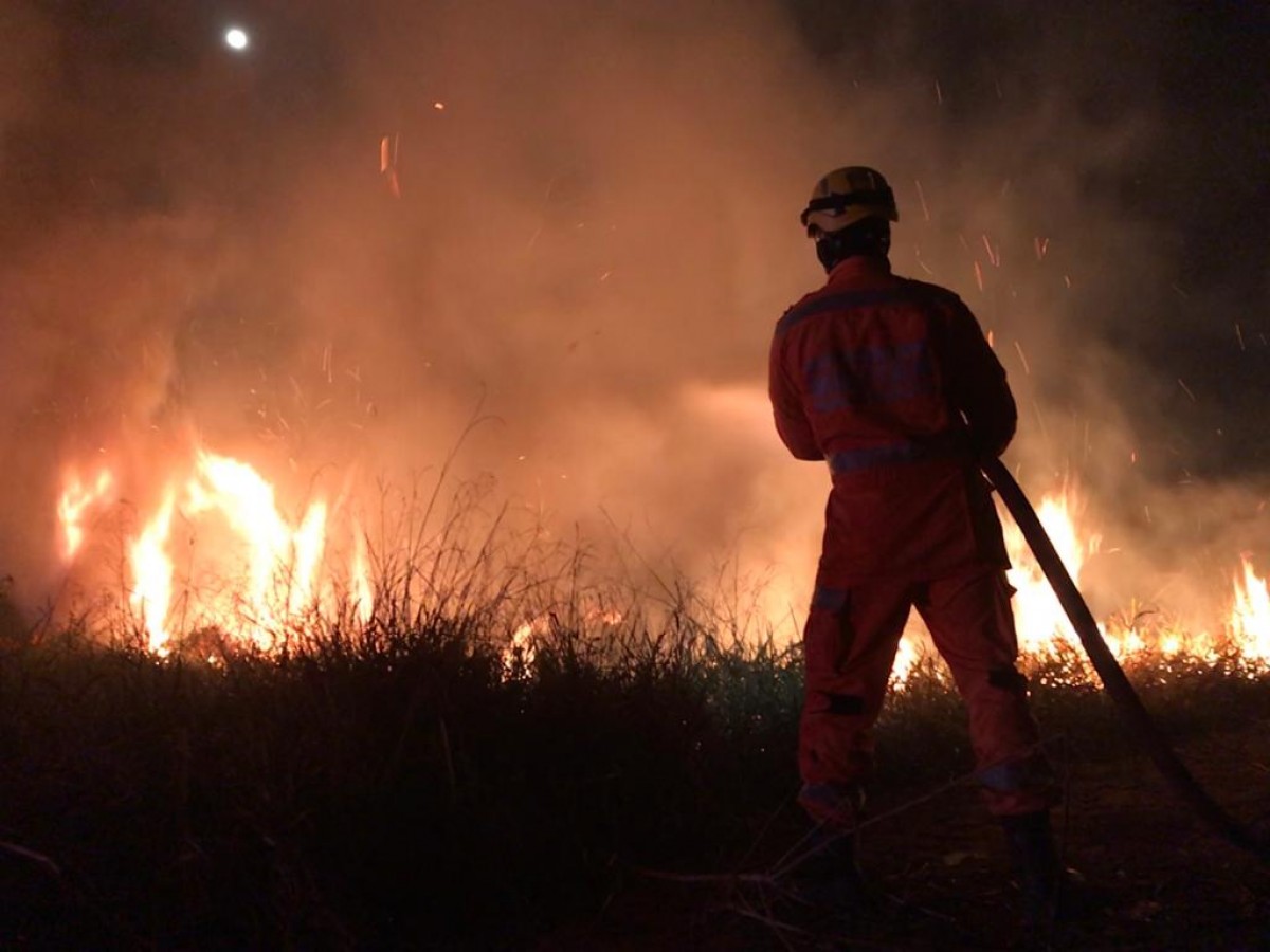 Residências ficam ameaçadas de incêndio após quase 4 hectares de pasto ficar em chamas em Arcos