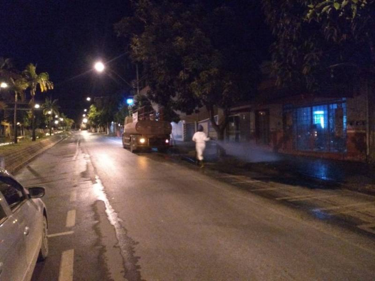 COVID-19: PREFEITURA DE ARCOS REALIZA SANITIZAÇÃO EM RUAS E AVENIDAS DA CIDADE