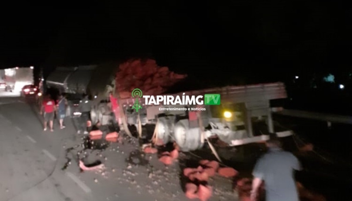 Motorista morre após acidente entre caminhões na BR-262