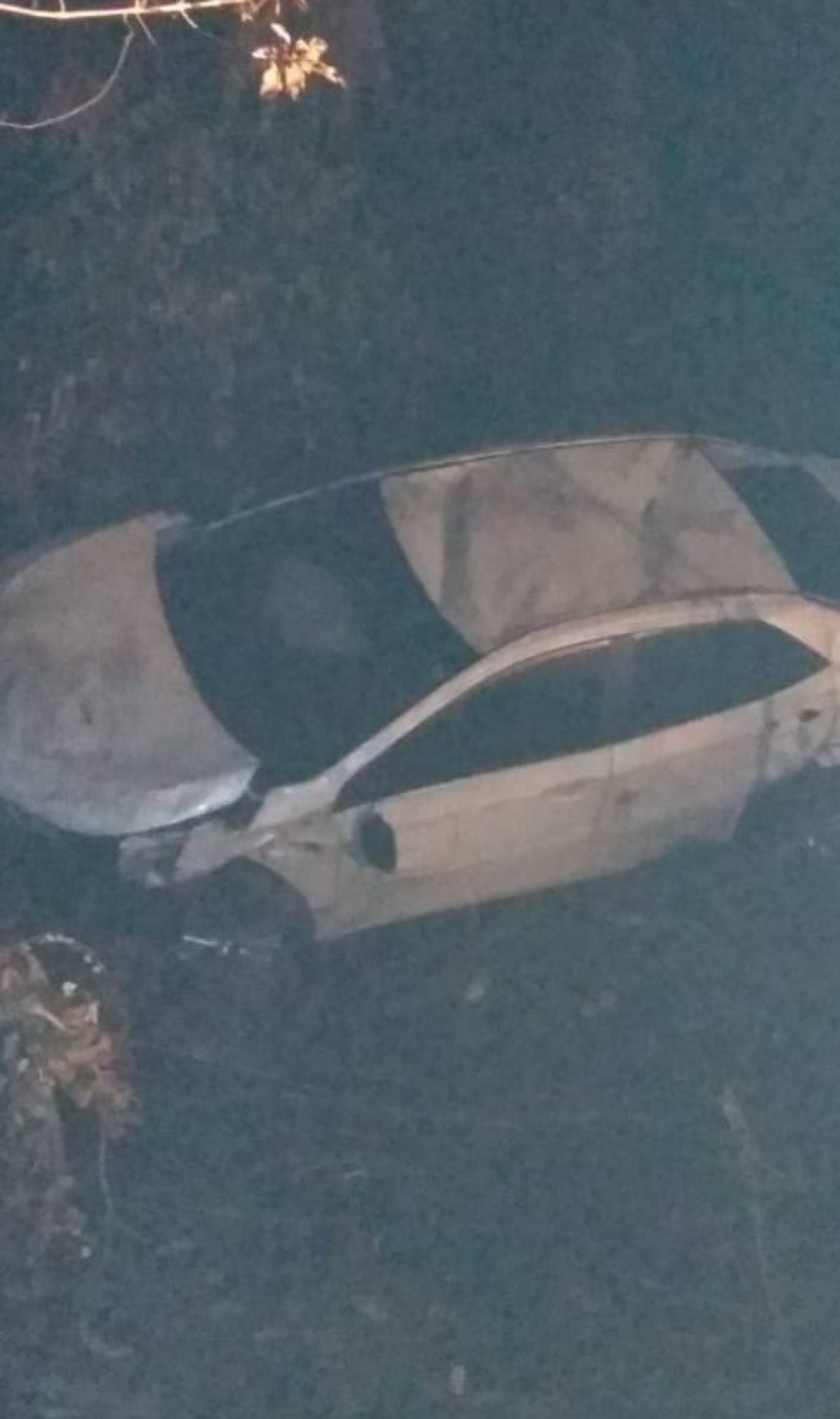 Carro capota na BR 354 em Iguatama