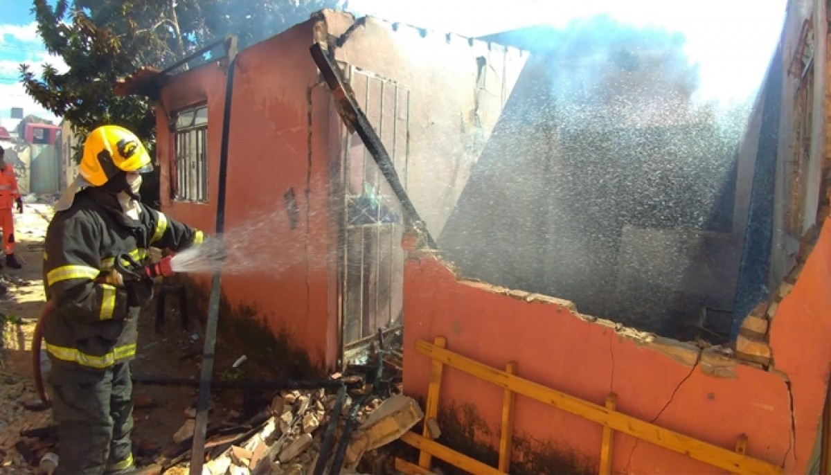 Mulher incendeia namorado e casa pega fogo em Araújos