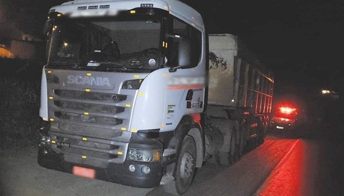 Motorista de carreta com sintomas de embriaguez é preso por desacatar policiais na BR-354 em Arcos