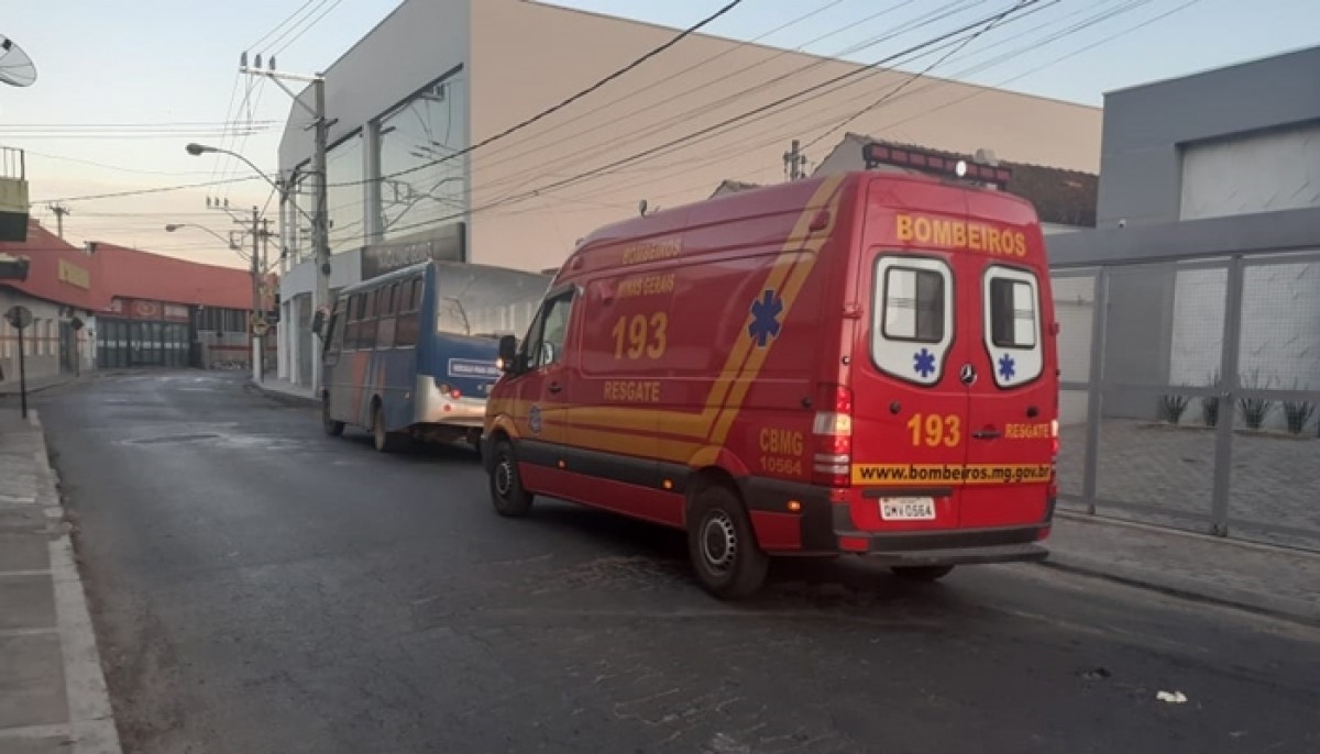 Mulher é atropelada por micro-ônibus no centro de Formiga