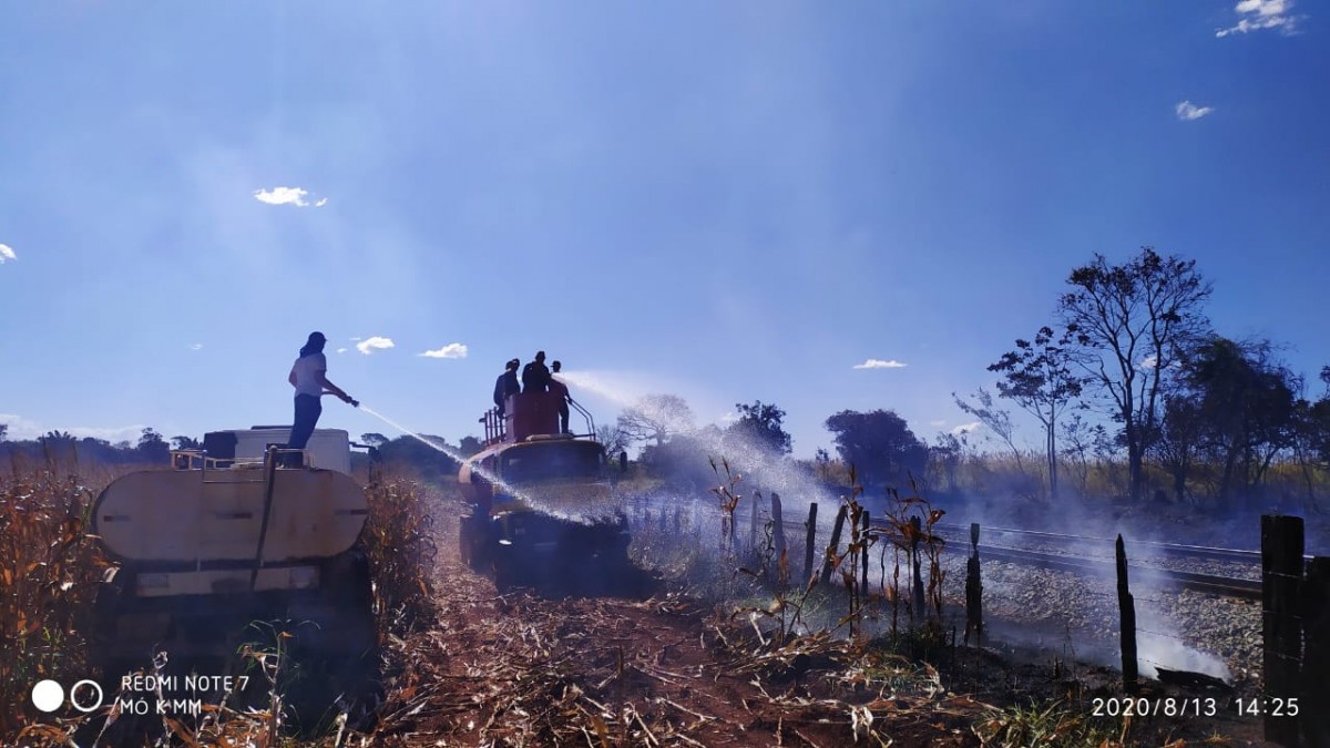 Incêndio de grandes proporções é registrado às margens da BR-354 em Iguatama