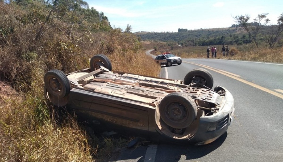 Motorista embriagado capota veículo na MG-164 em Santo Antônio do Monte