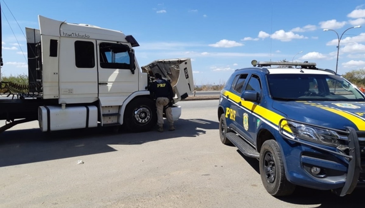 Carreta roubada há mais de 20 anos é recuperada pela PRF na BR-262
