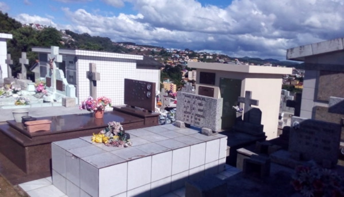 PM localiza arma de fogo dentro de cemitério em Campo Belo