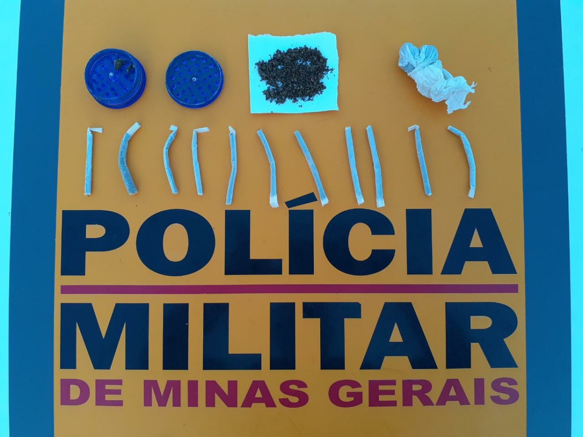 Piloto e passageiro são apreendidos com drogas em Formiga
