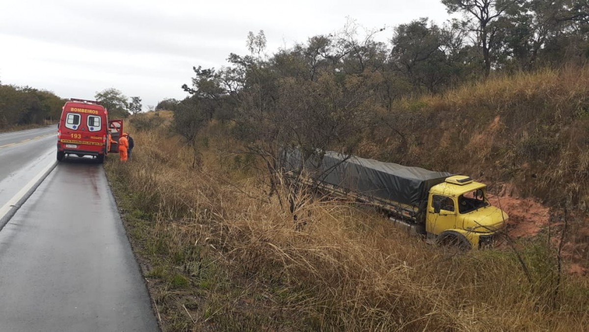 Em Formiga - Homem fica levemente ferido após perder controle da direção de caminhão e bater em barranco