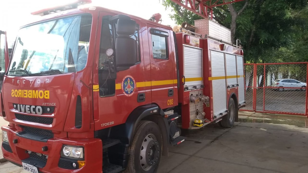 Em Arcos - Motociclista fica ferido após colidir com um carro