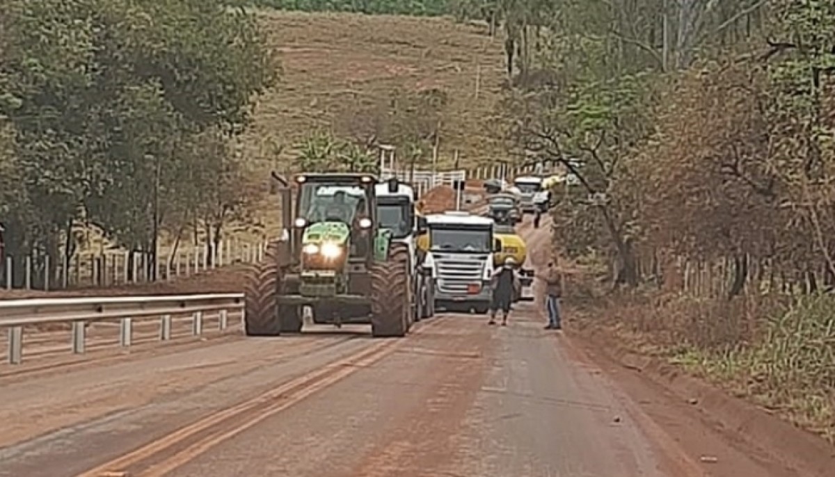 Carreta não consegue subir morro e interrompe o trânsito na LMG-827 em Bambuí