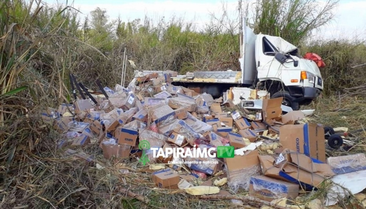 Caminhão carregado de carne tomba e tem parte da carga saqueada na BR-354 em Iguatama