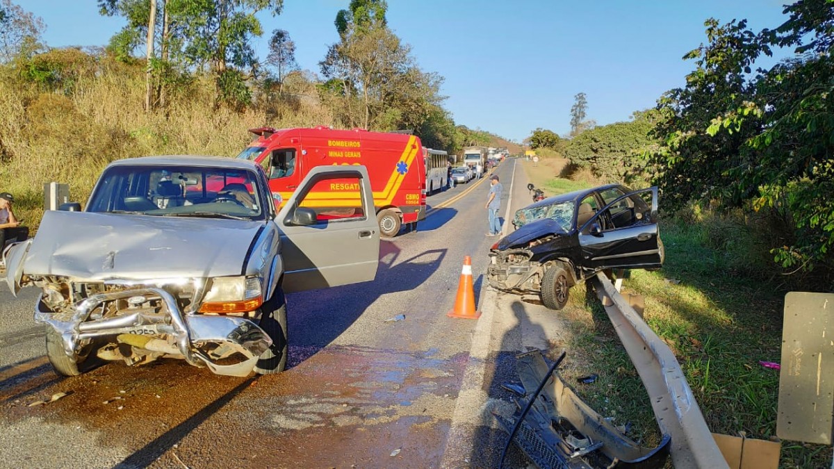 Em Formiga - Colisão entre dois automóveis deixa duas vítimas com ferimentos leves