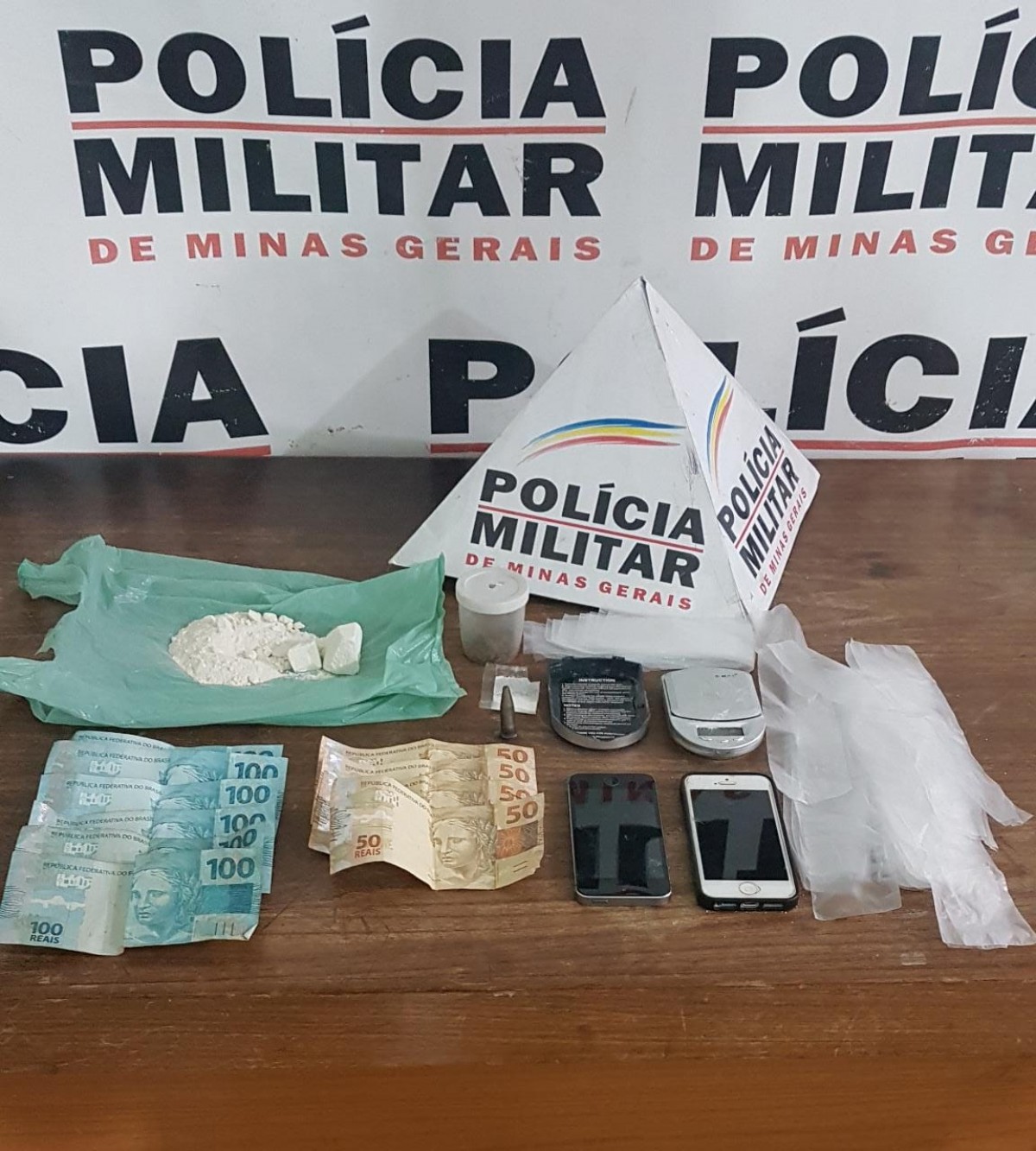 PM prende dois e apreende menor por tráfico de drogas