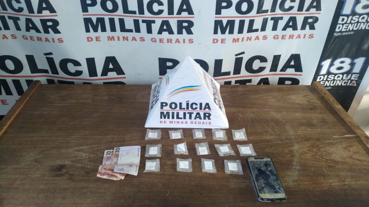 Denúncia de tráfico de drogas leva a prisão de um jovem e apreensão de um menor no bairro Nossa Senhora Aparecida em Arcos