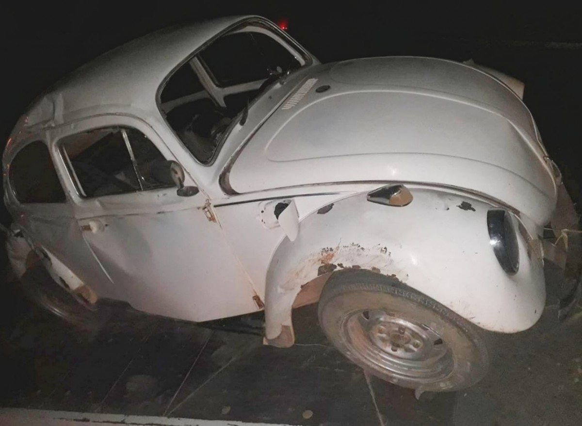 Em Pains – Menor de 17 anos dorme ao volante e bate em barranco