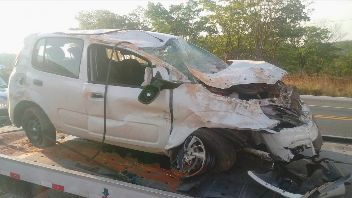 Furnastur - Acidente entre Hilux e Uno deixa uma pessoa levemente ferida