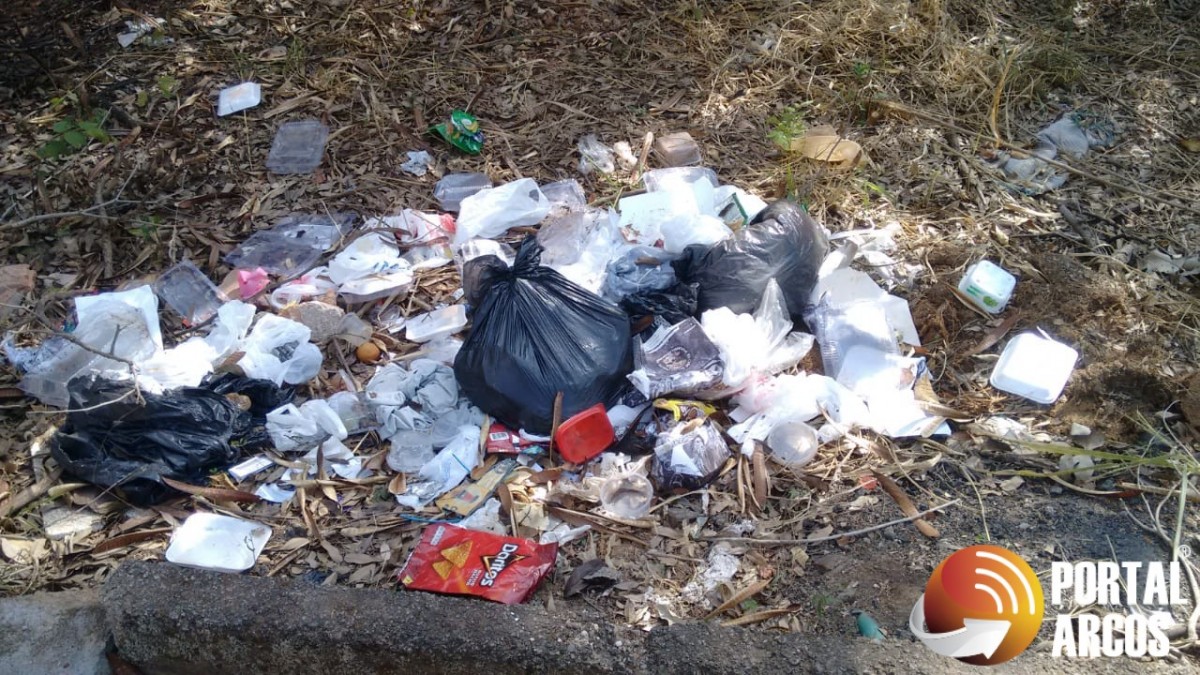 Mutirão contra a dengue em Arcos, resulta em mais de oito viagens de caminhão para transportar o lixo de sete bairros para o local correto