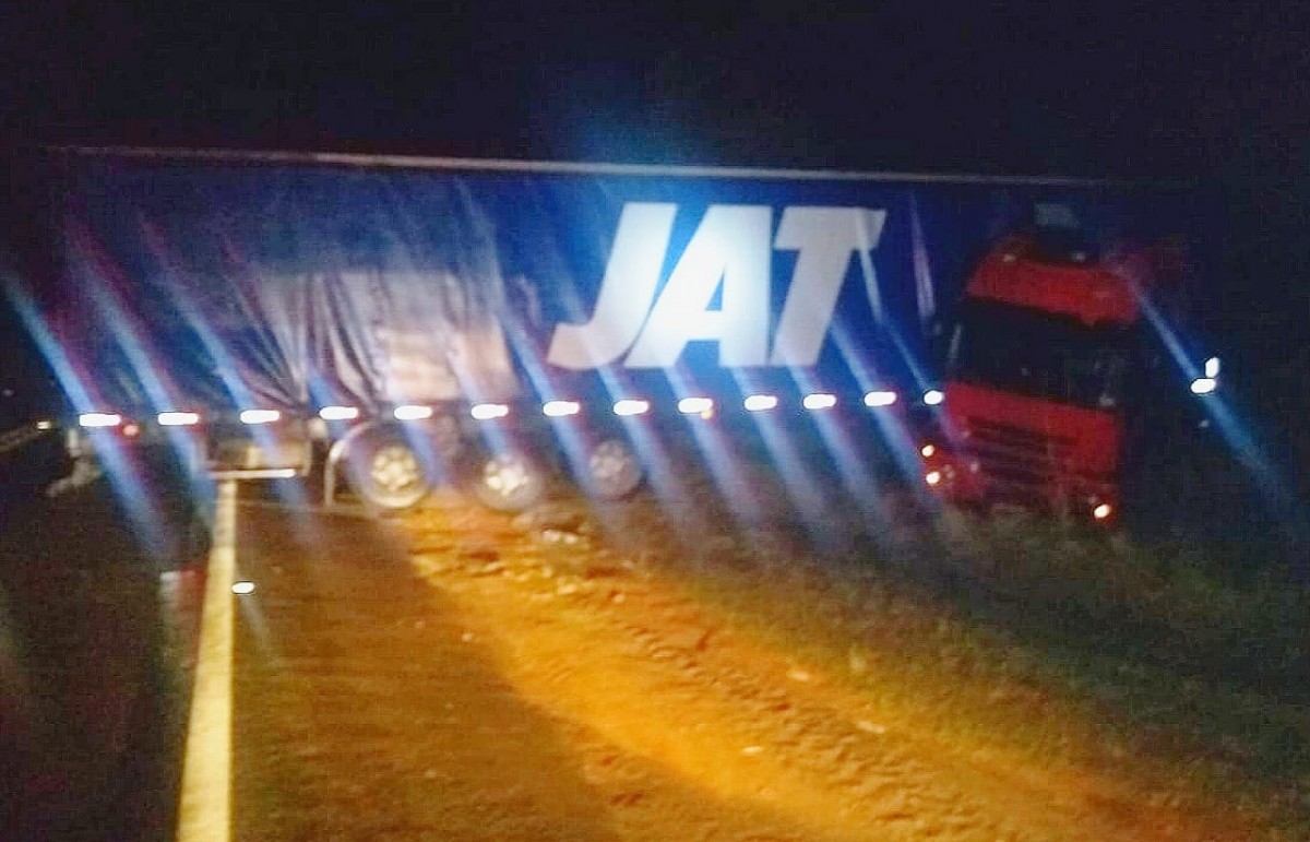 Pimenta - Carreta da “L” após condutor perder o controle da direção em pista molhada