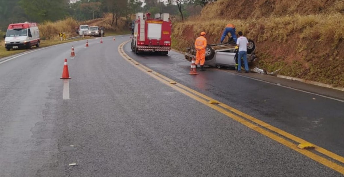 MG-050 - Carro derrapa devido a pista molhada, choca-se contra o barranco, capota e para com as rodas pra cima