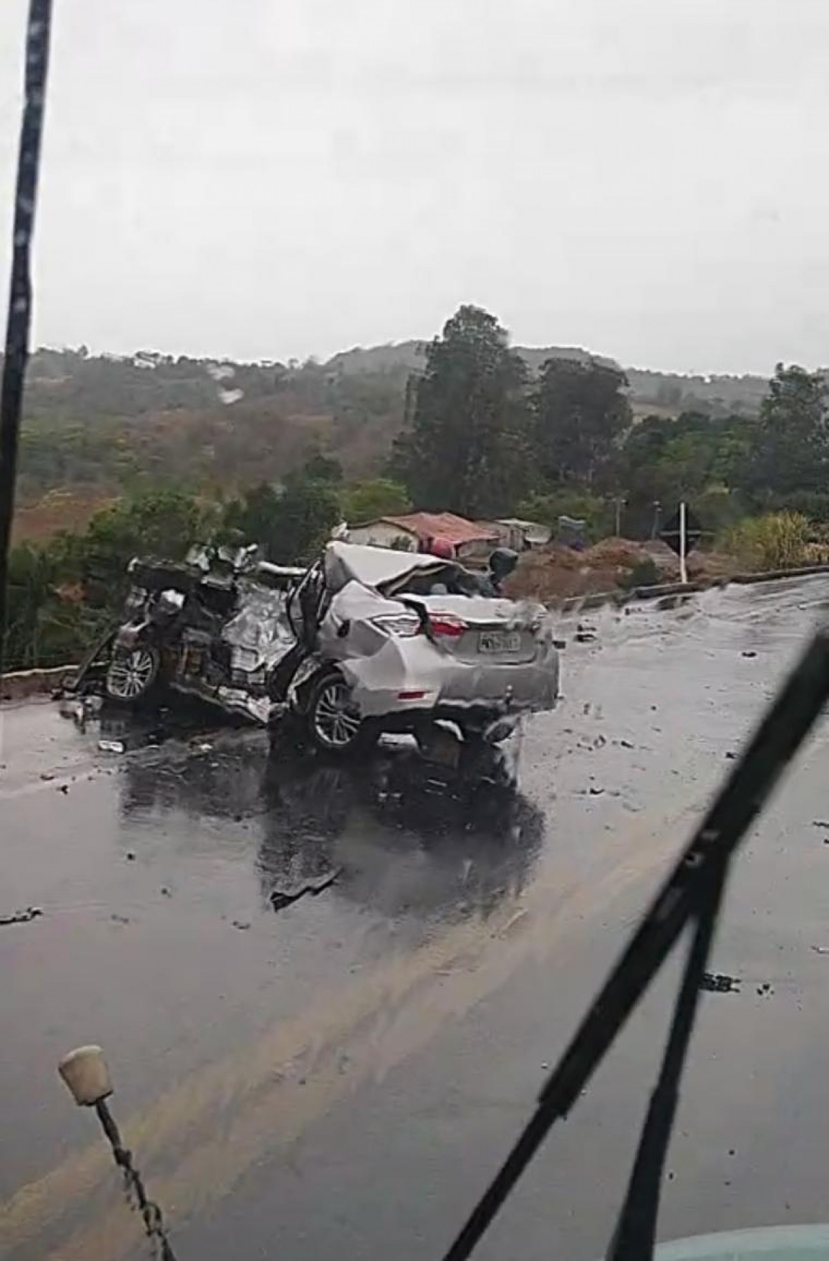 Colisão entre carro e carreta deixa vítima fatal na BR-354