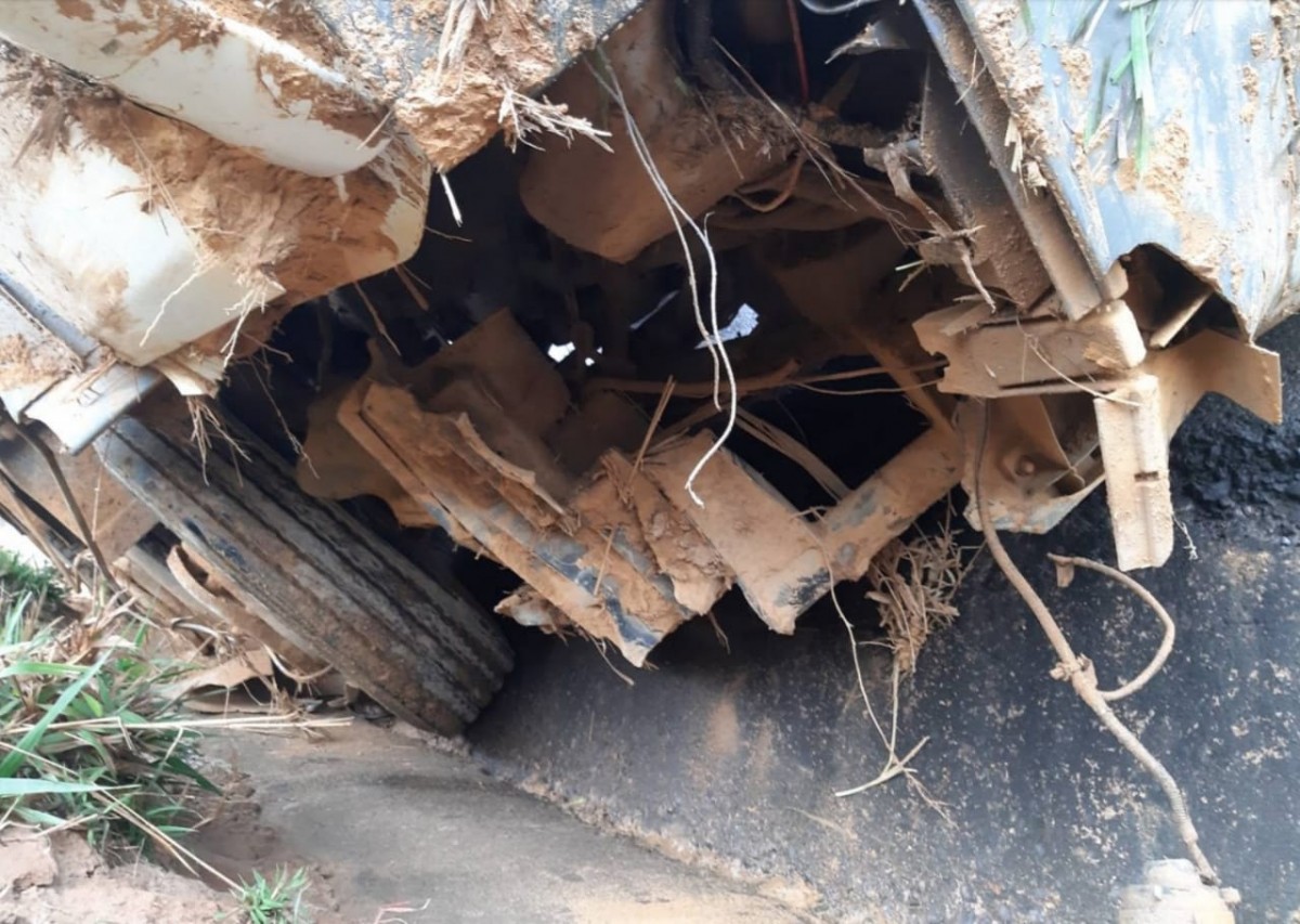 Caminhão choca-se contra barranco em Pimenta
