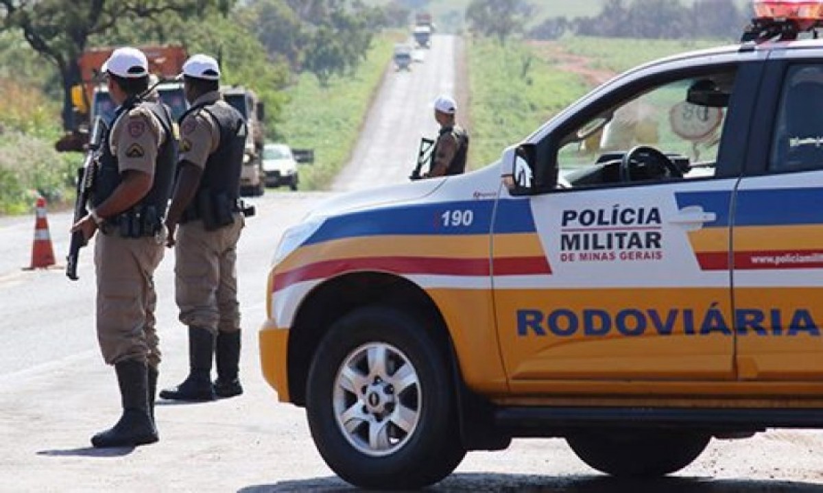 Em Formiga - Após denúncia de festa em comunidade rural, Policiais Rodoviários realizam operação Lei Seca e abordam diversas pessoas por embriaguez