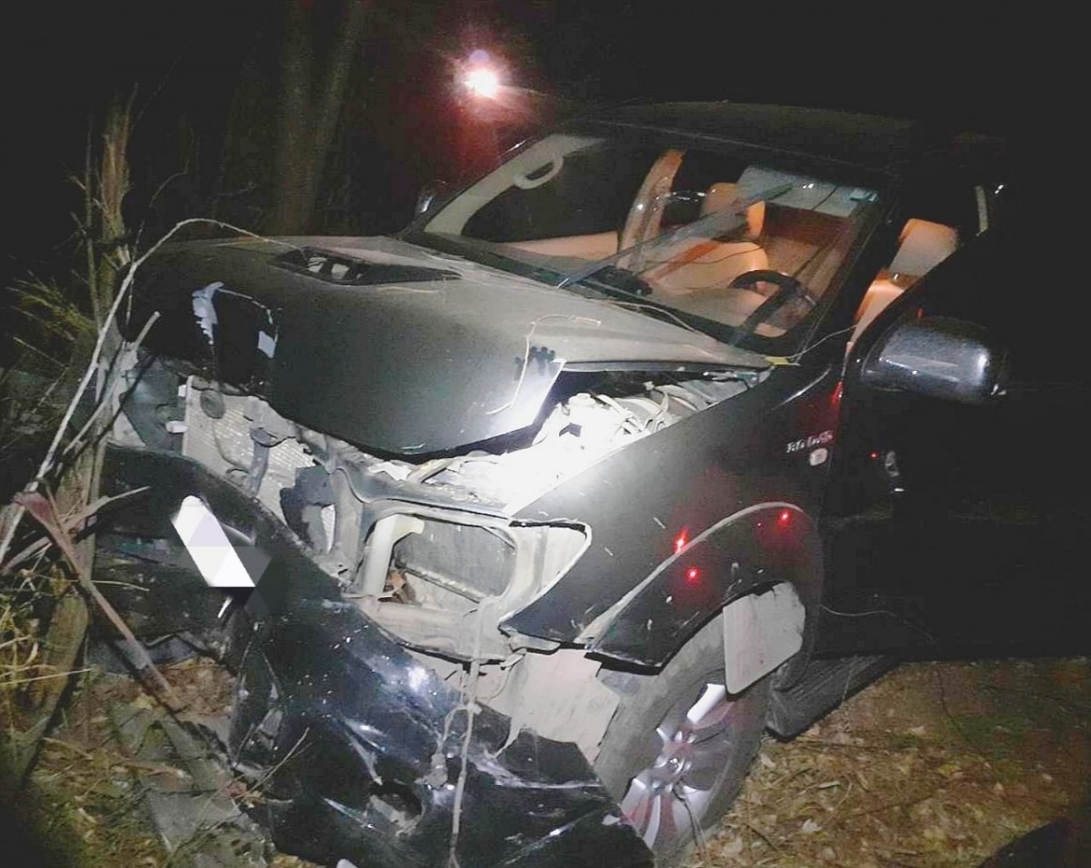Batida entre Hilux e Prisma deixa uma pessoa levemente ferida