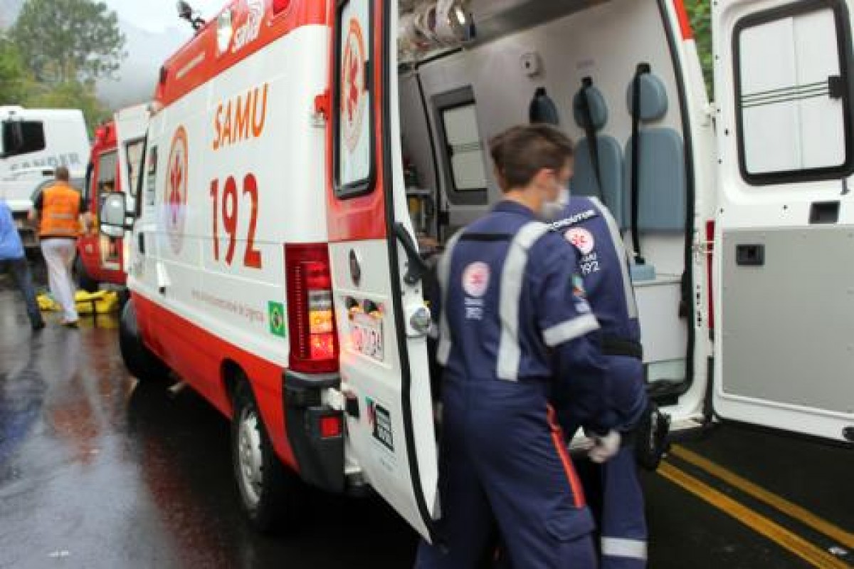 Homem morre após perder controle da direção e bater em caminhão em Samonte